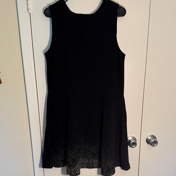 Black Sleeveless Dress with White Dotted Hem and Pockets - Picture 3 of 3